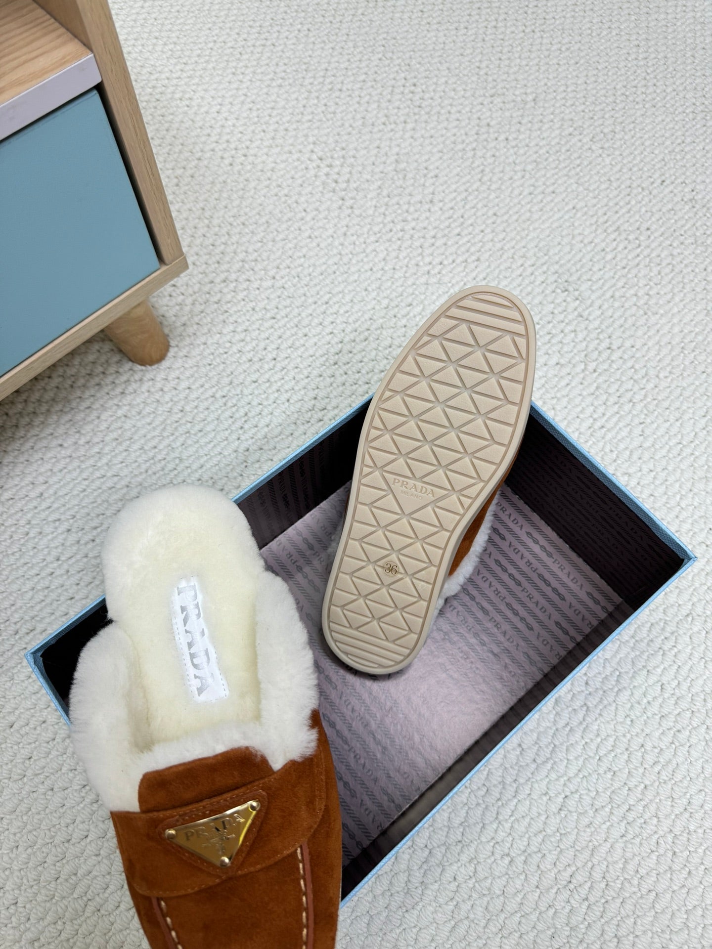 TRIANGLE LOGO FLATS IN RED BROWN SUEDE AND FUR LINING