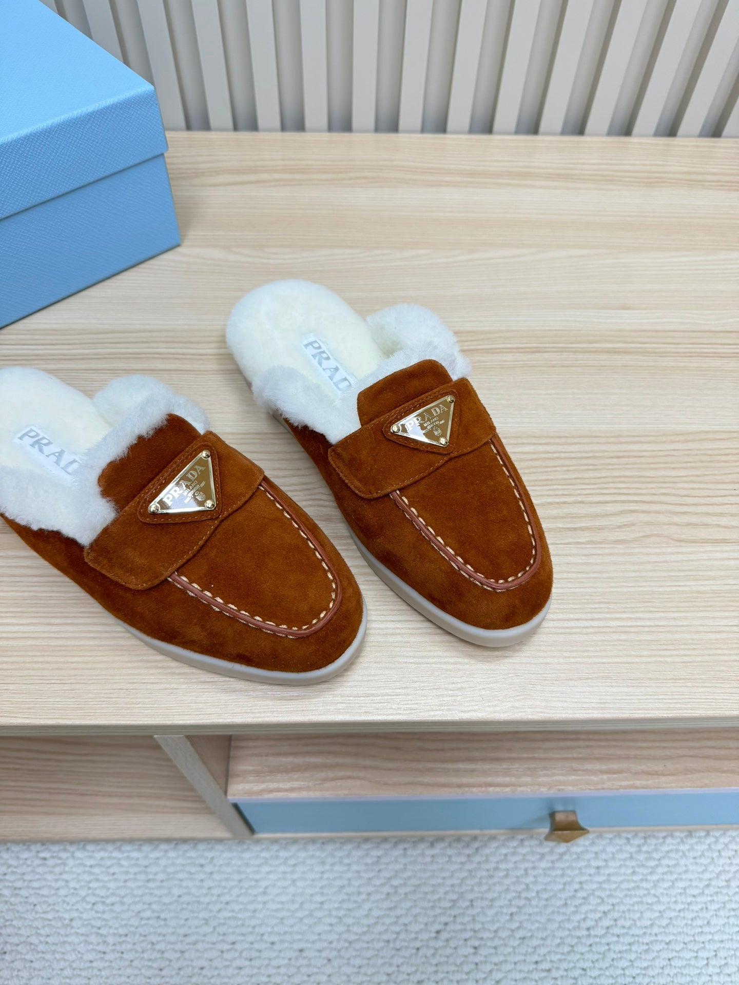 TRIANGLE LOGO FLATS IN RED BROWN SUEDE AND FUR LINING