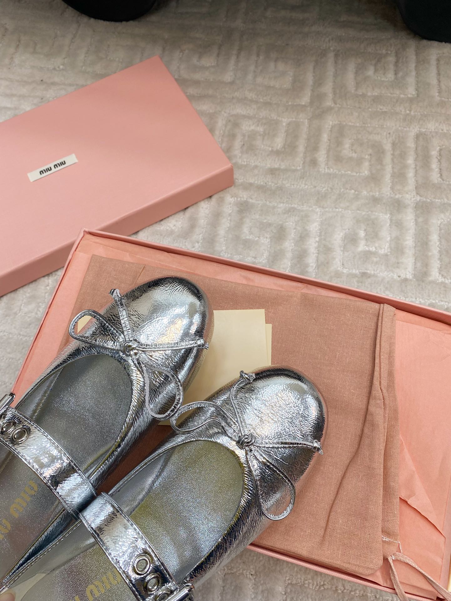 BOW MARY JANE FLAT IN SILVER LAMBSKIN