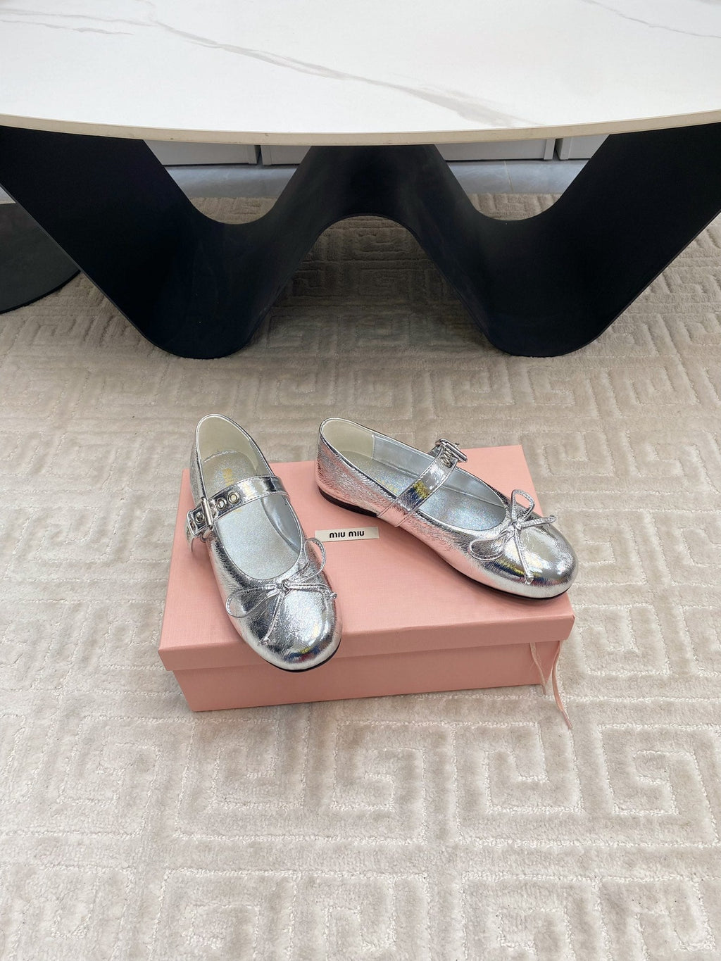 BOW MARY JANE FLAT IN SILVER LAMBSKIN