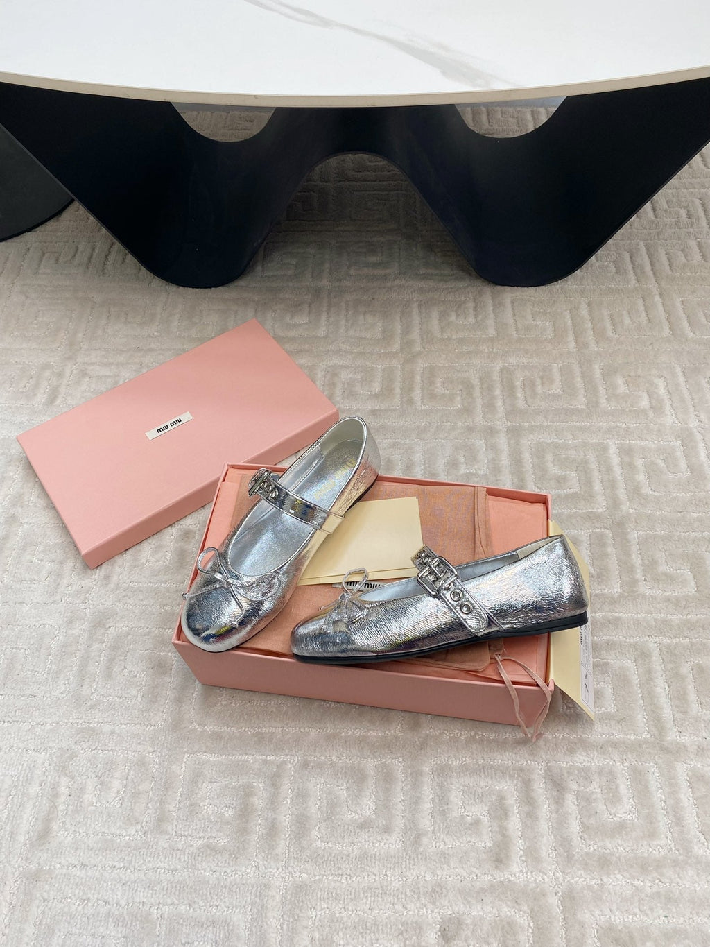 BOW MARY JANE FLAT IN SILVER LAMBSKIN