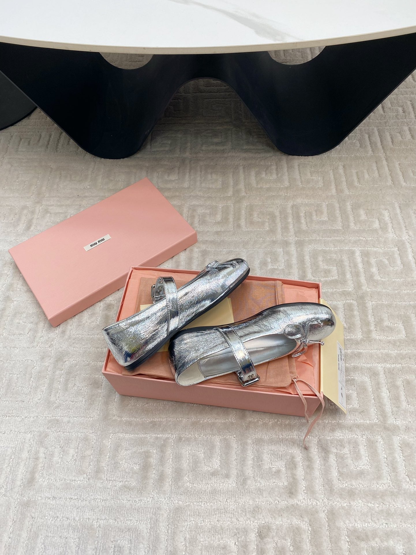 BOW MARY JANE FLAT IN SILVER LAMBSKIN