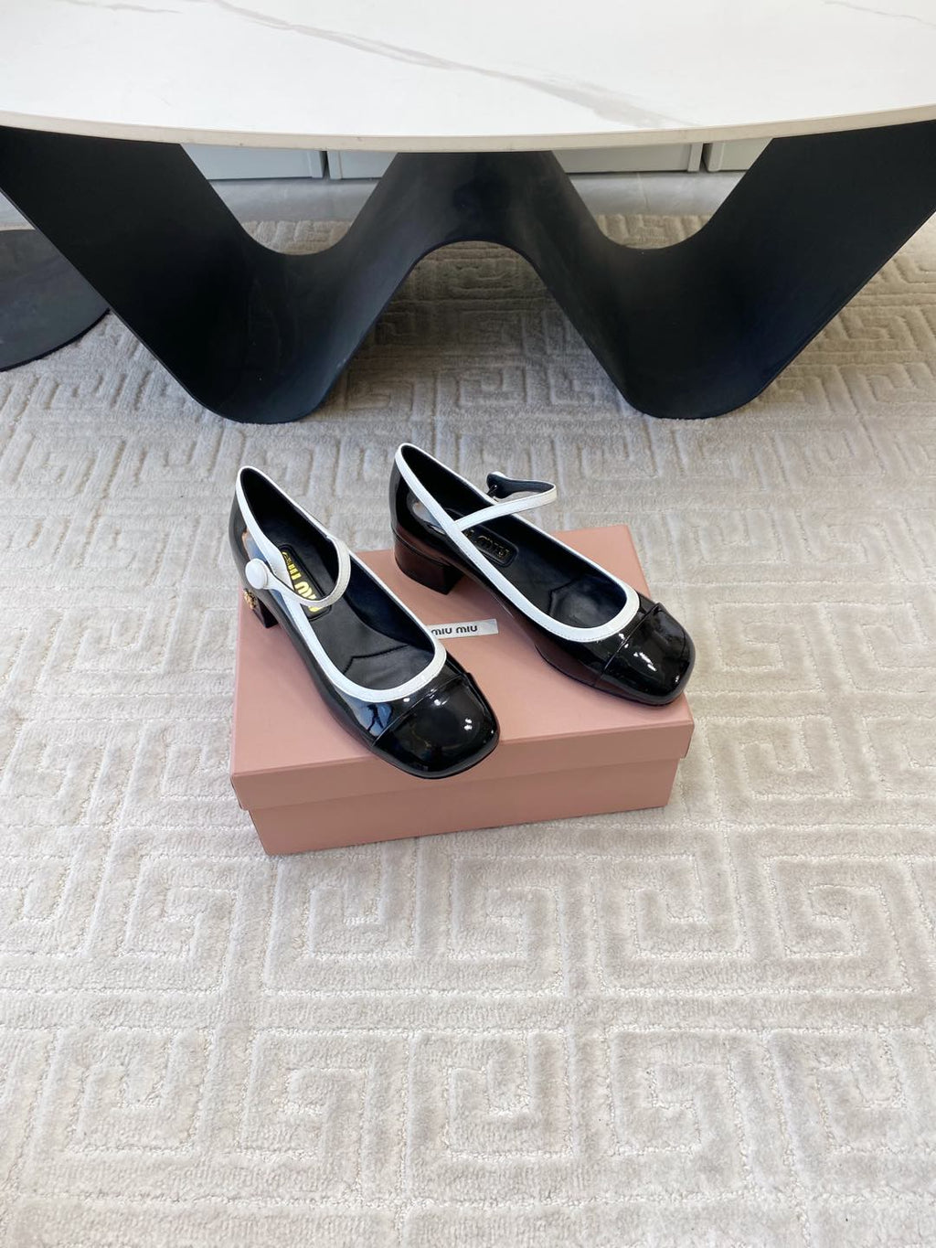 MARY JANE PUMPS IN BLACK GLOSSY SHEEPSKIN