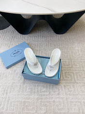 THICK-SOLED FLIP FLOPS IN WHITE RUBBER