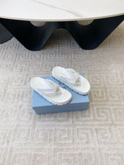 THICK-SOLED FLIP FLOPS IN WHITE RUBBER