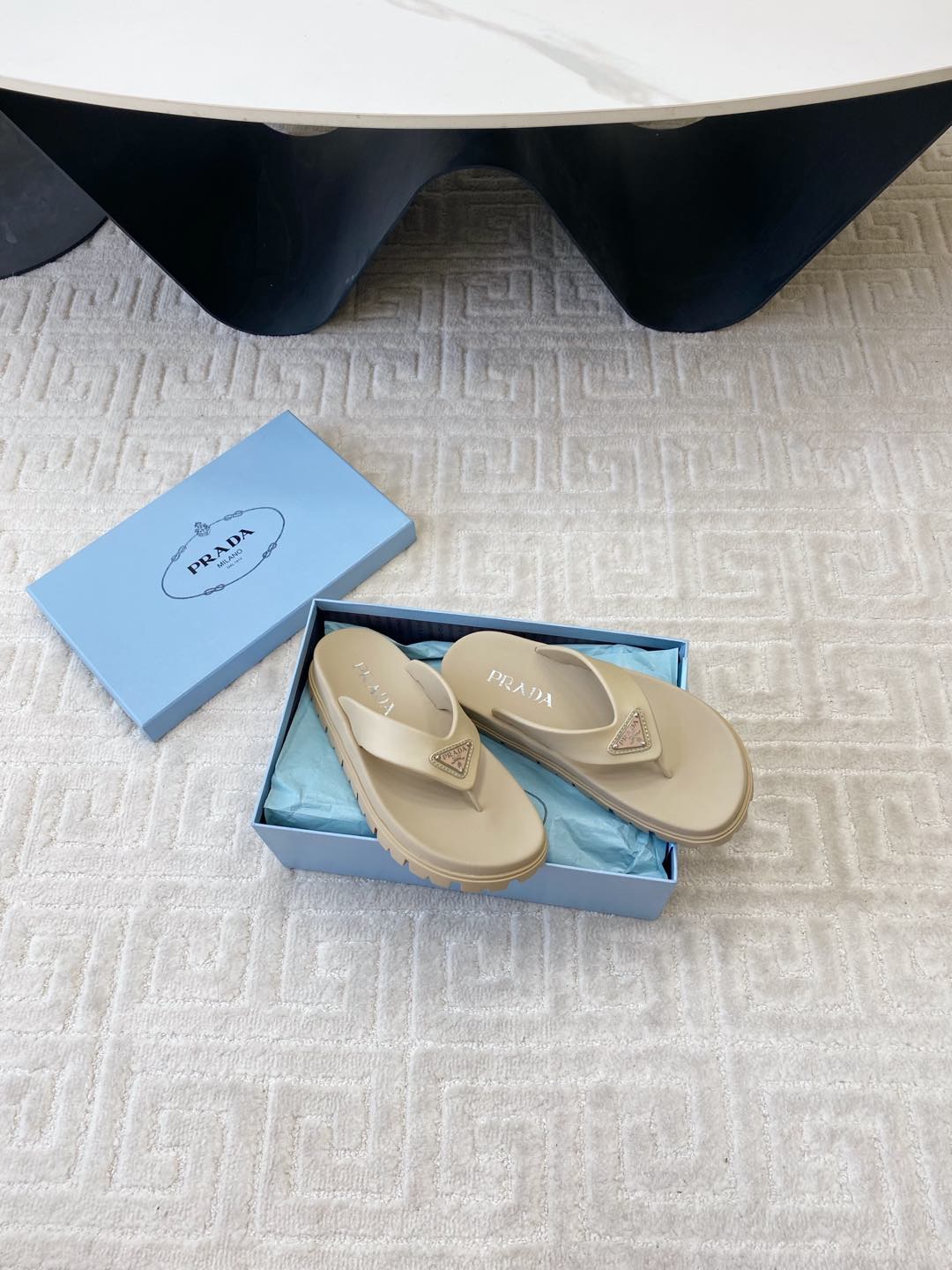 THICK-SOLED FLIP FLOPS IN ECRU BEIGE RUBBER