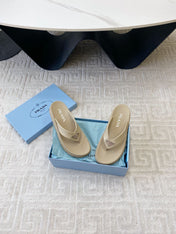 THICK-SOLED FLIP FLOPS IN ECRU BEIGE RUBBER