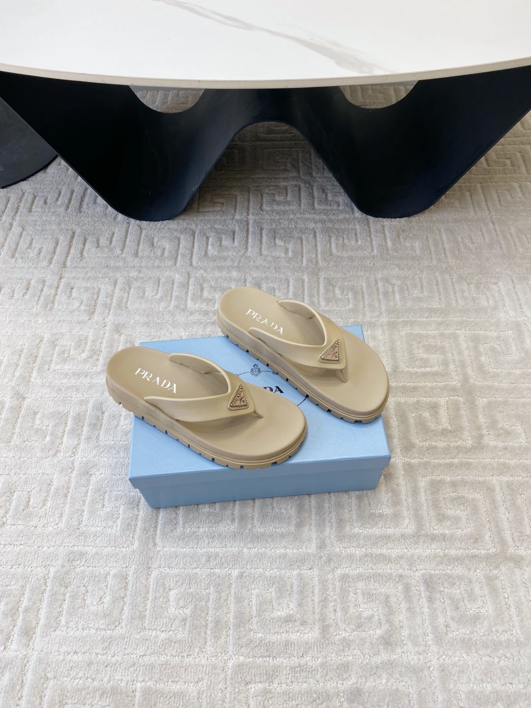 THICK-SOLED FLIP FLOPS IN ECRU BEIGE RUBBER