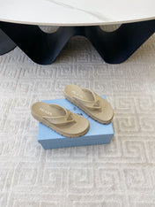 THICK-SOLED FLIP FLOPS IN ECRU BEIGE RUBBER