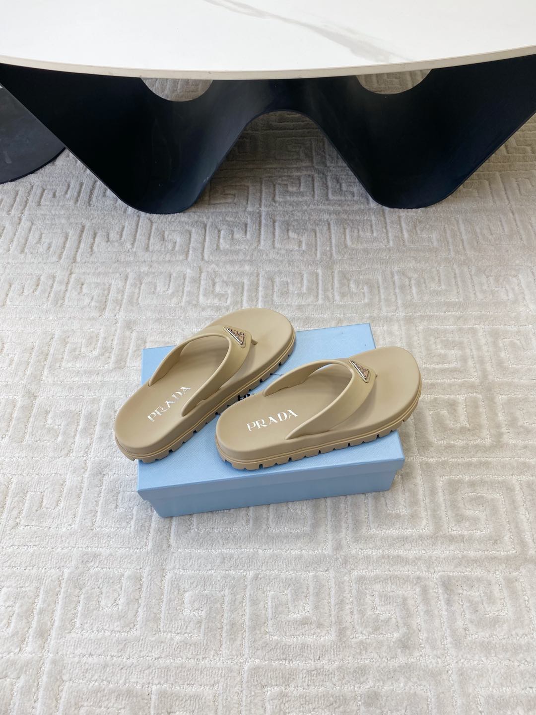 THICK-SOLED FLIP FLOPS IN ECRU BEIGE RUBBER
