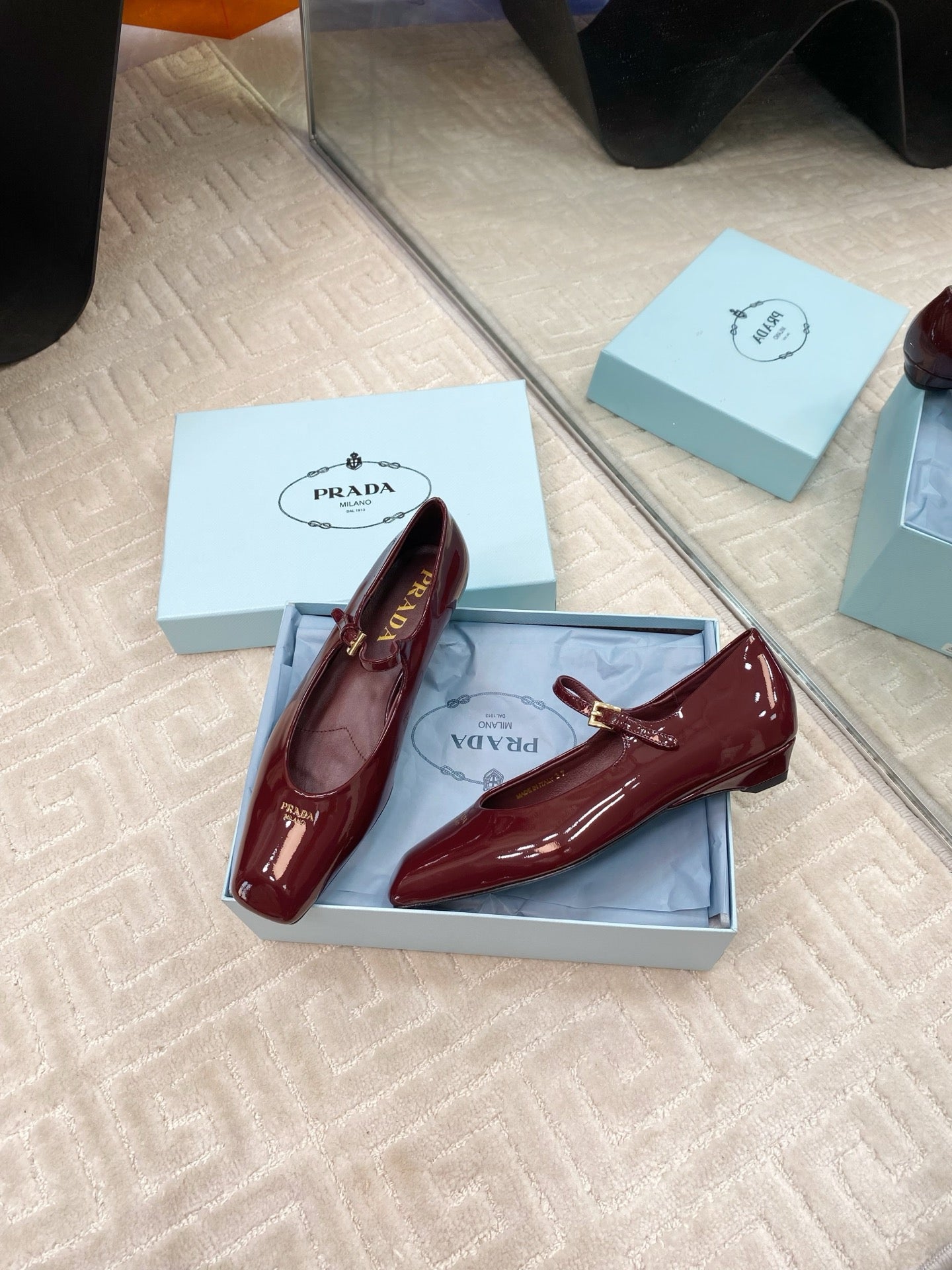 MARY JANE FLATS SQUARE TOE IN BURGUNDY RED PATENT SHEEPSKIN