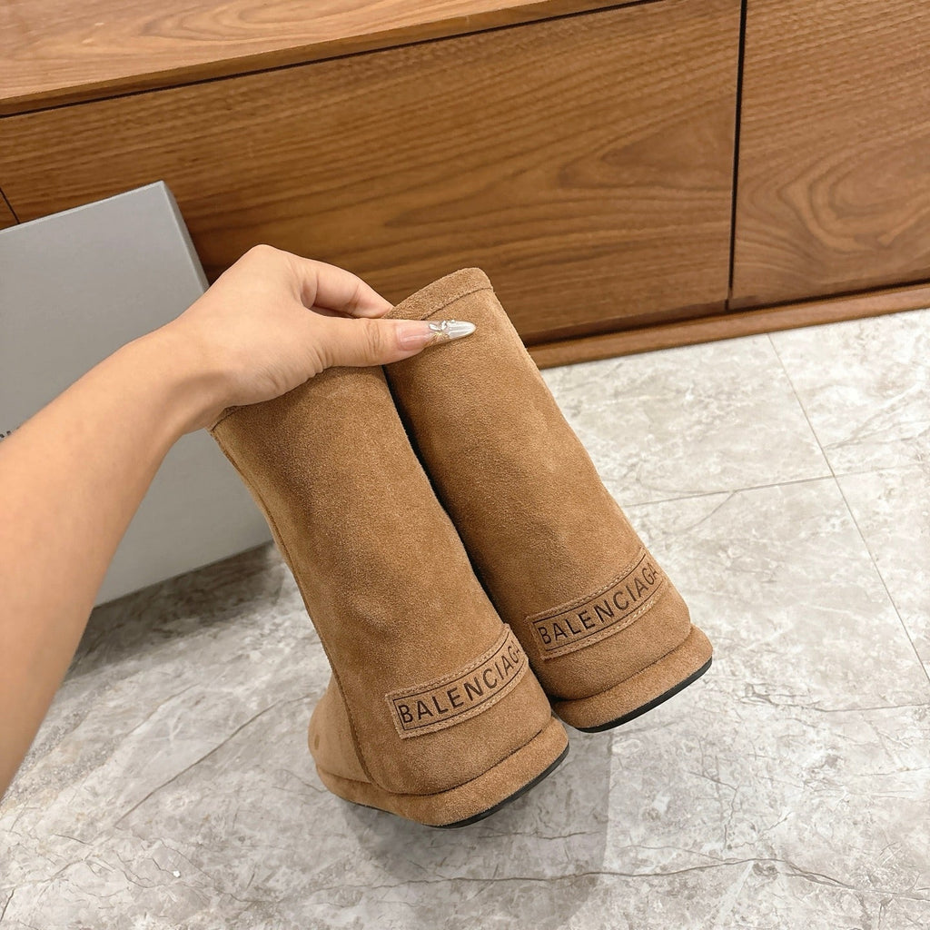 BALENCIAGA 25S ALASKA ANKLE BOOTS IN LIGHT BROWN SUEDE