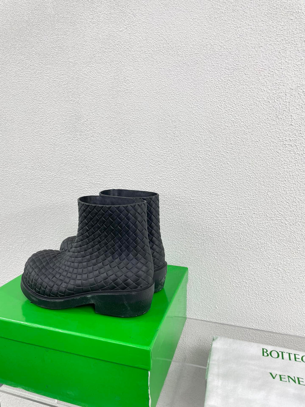 FIREMAN BOOTS IN BLACK RUBBER WITH ICONIC INTRECCIO MOTIF