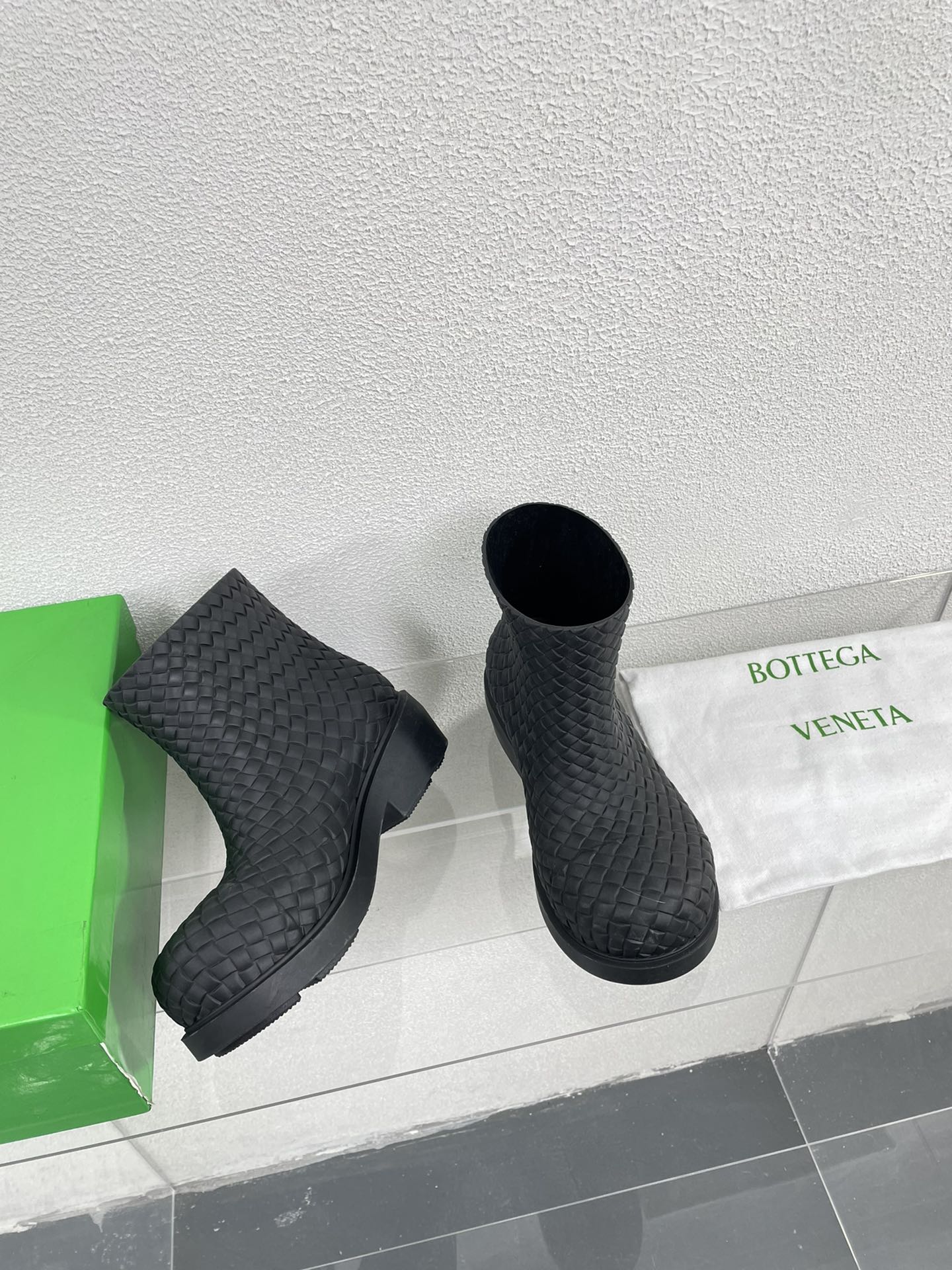 FIREMAN BOOTS IN BLACK RUBBER WITH ICONIC INTRECCIO MOTIF