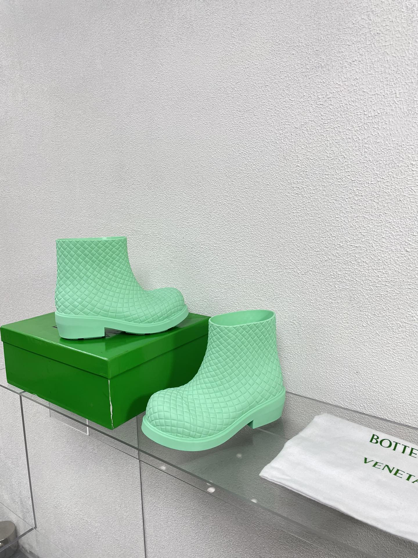 FIREMAN BOOTS IN GREEN MINT RUBBER WITH ICONIC INTRECCIO MOTIF