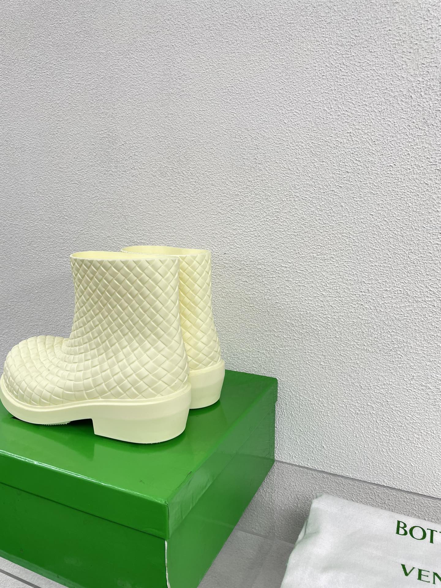 FIREMAN BOOTS IN BEIGE CREAM RUBBER WITH ICONIC INTRECCIO MOTIF