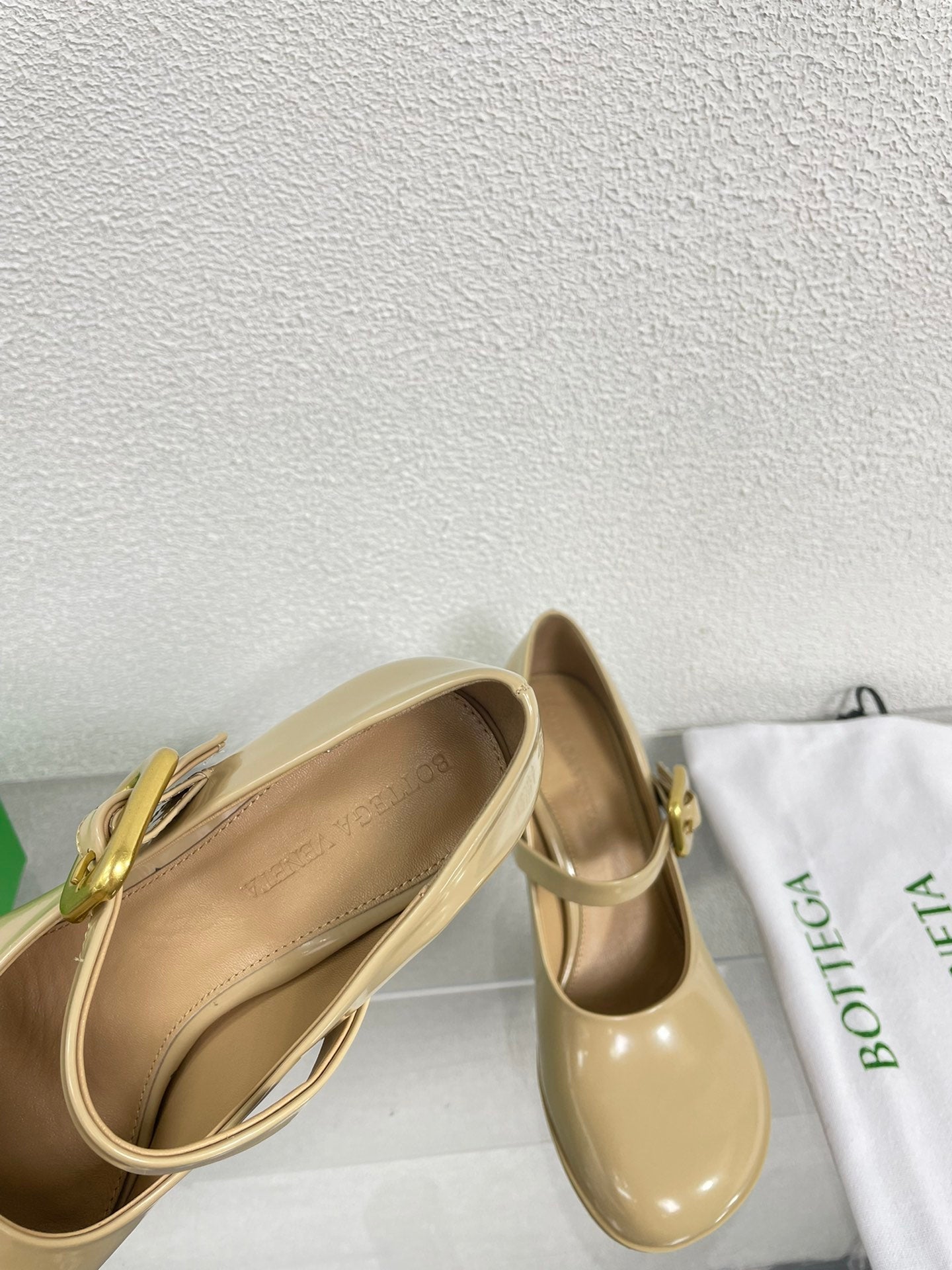 ATOMIC MARY-JANE PUMP 9 CM IN BISQUE BEIGE CALFSKIN