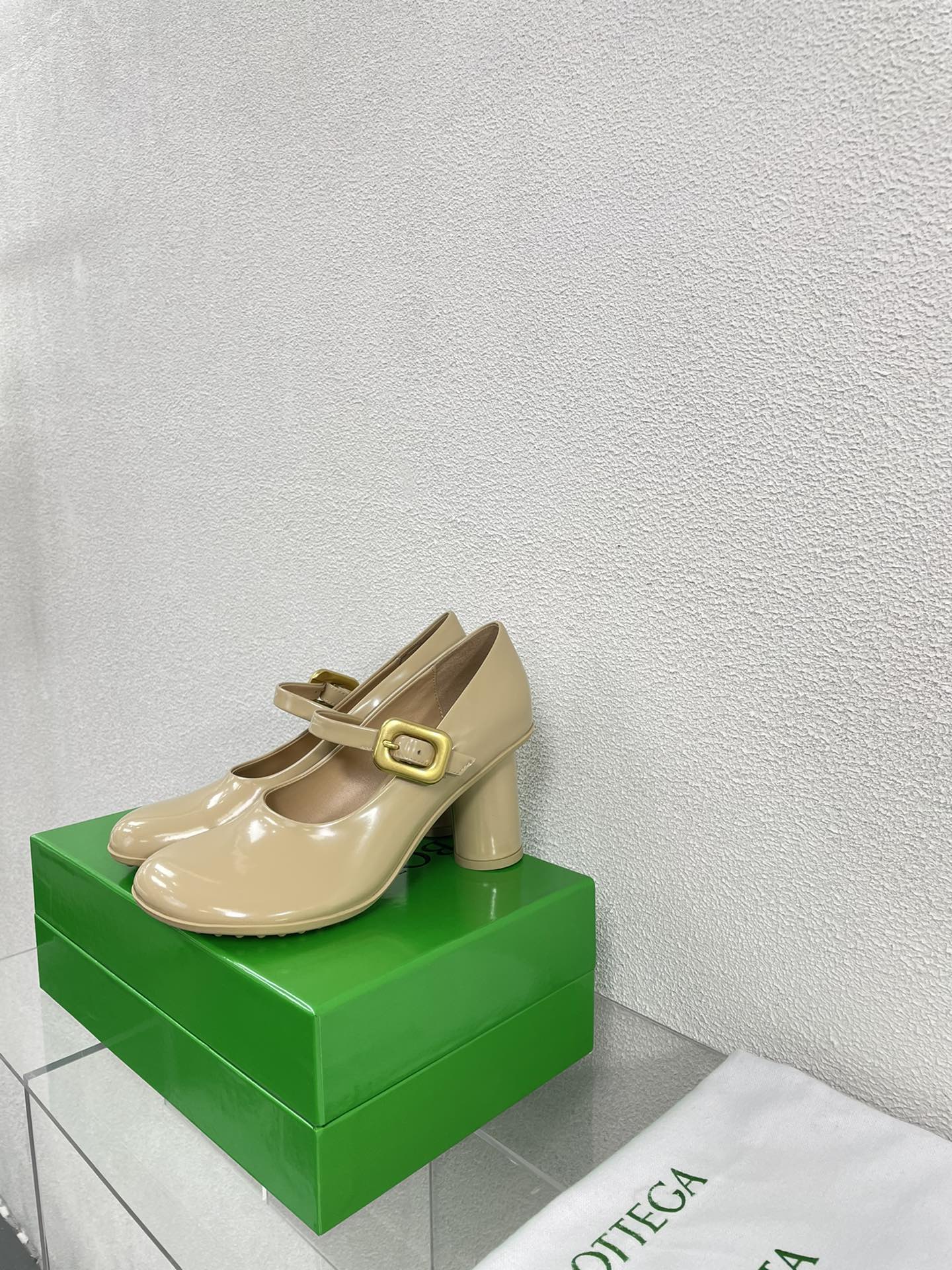 ATOMIC MARY-JANE PUMP 9 CM IN BISQUE BEIGE CALFSKIN