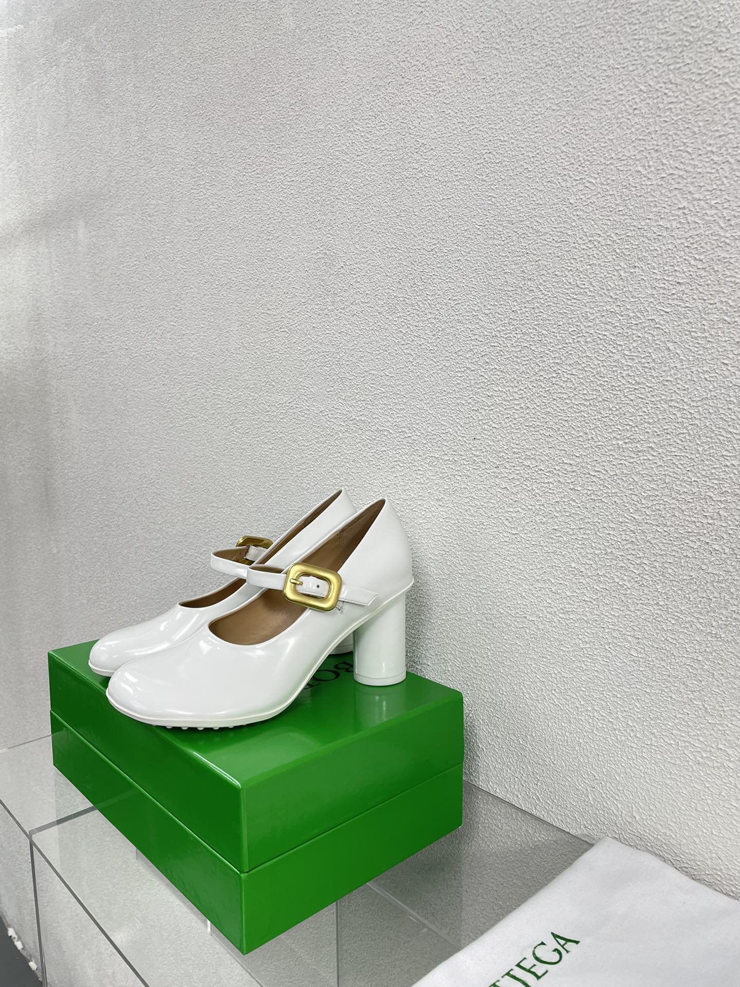 ATOMIC MARY-JANE PUMP 9 CM IN WHITE CALFSKIN