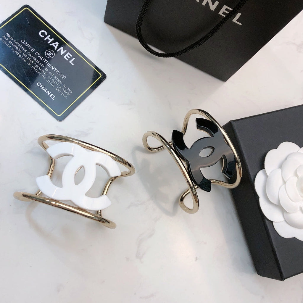 DOUBLE C BRACELET IN GOLD METAL RESIN LOGO