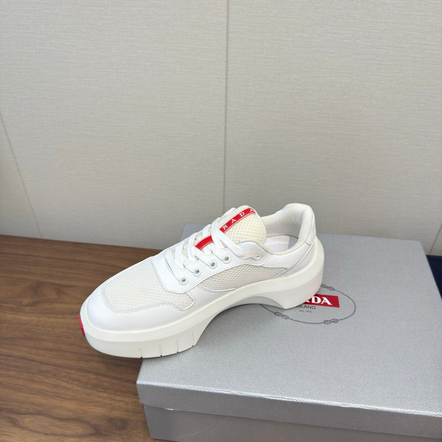 PRADA 25S SPORTY STYLE MEN SNEAKERS LOGO 45MM IN WHITE AND RED CALFSKIN