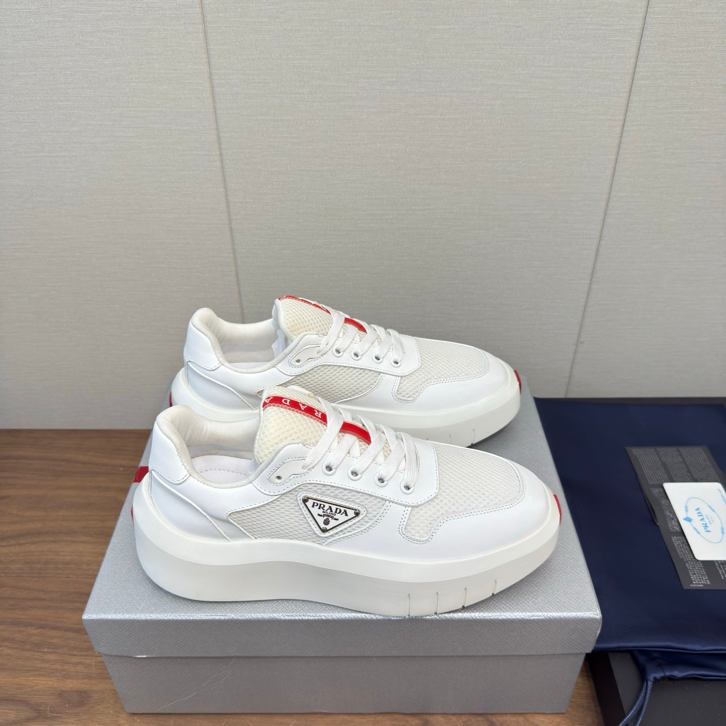 PRADA 25S SPORTY STYLE MEN SNEAKERS LOGO 45MM IN WHITE AND RED CALFSKIN