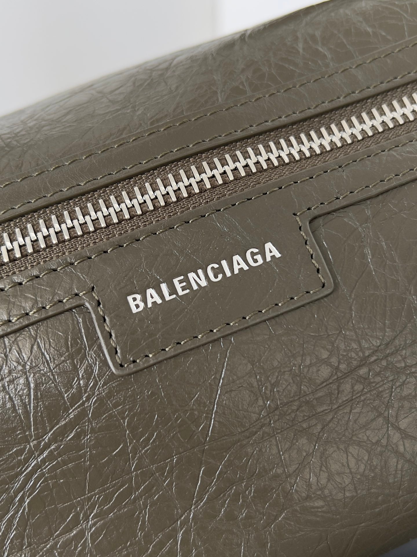 SUPERBUSY SLING BAG 35 IN KHAKI GREEN LAMBSKIN