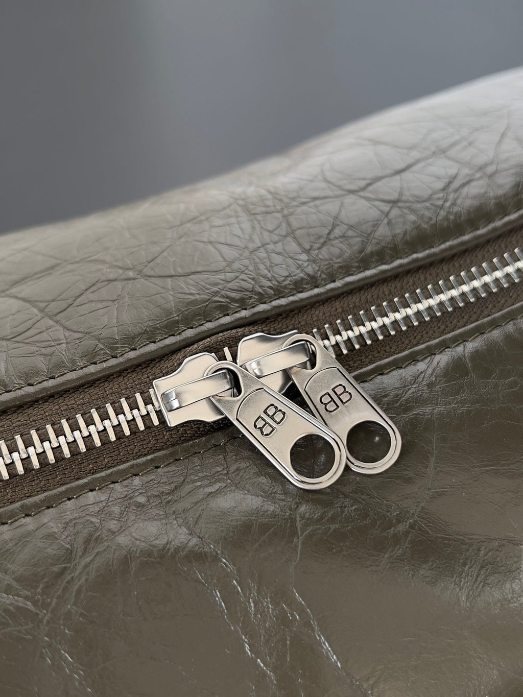 SUPERBUSY SLING BAG 35 IN KHAKI GREEN LAMBSKIN