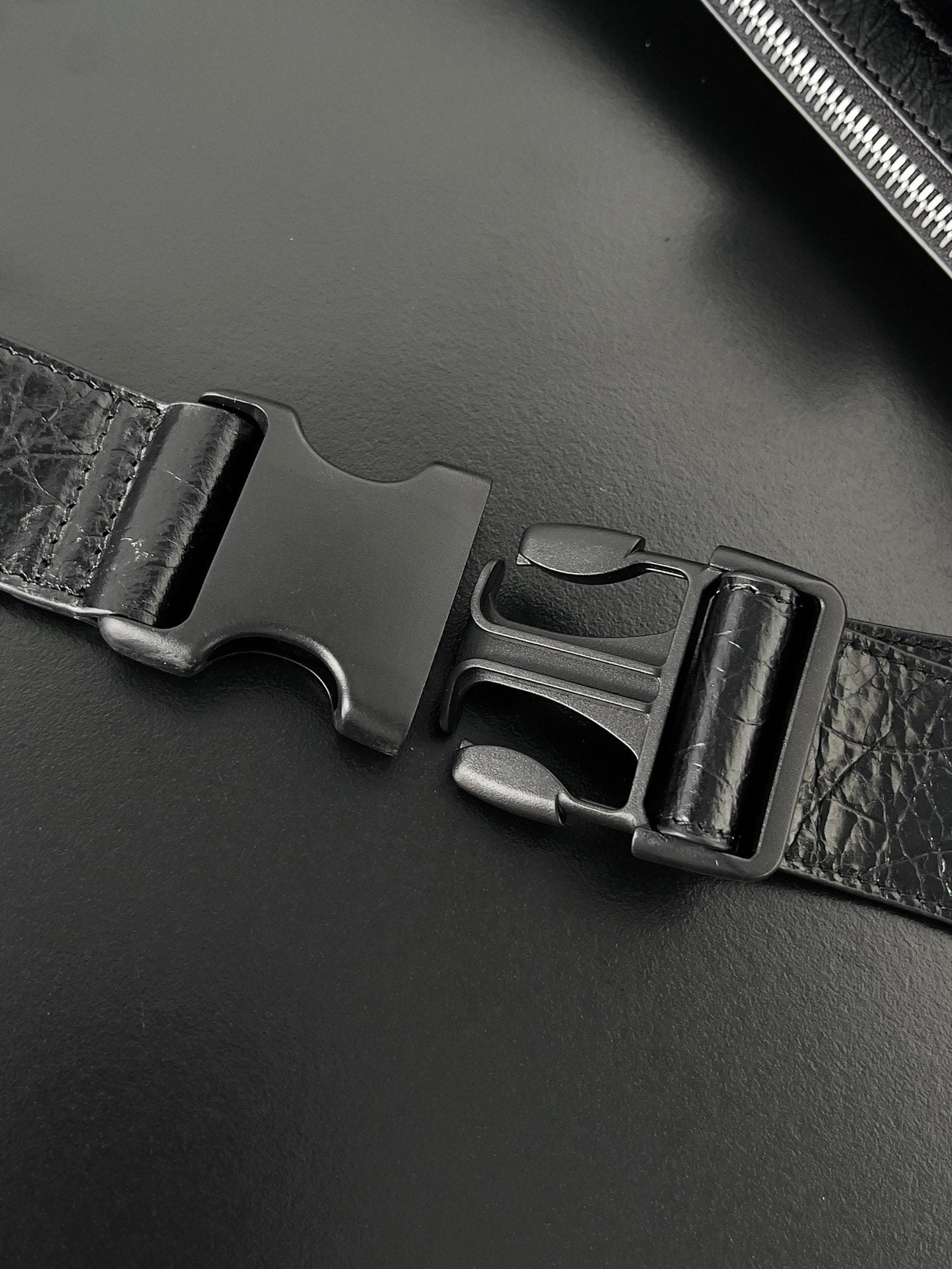 SUPERBUSY MESSENGER BAG 33 IN BLACK ARENA LAMBSKIN