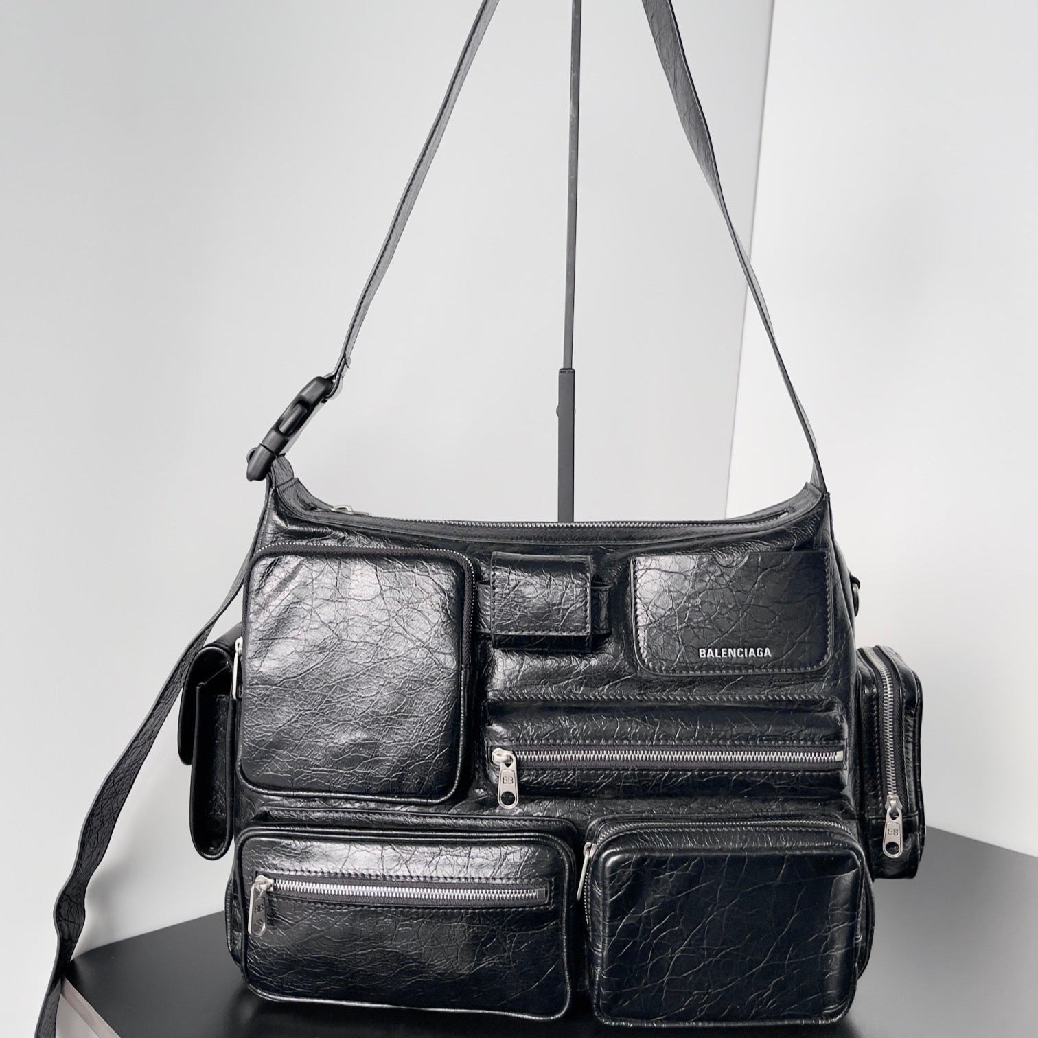 SUPERBUSY MESSENGER BAG 33 IN BLACK ARENA LAMBSKIN