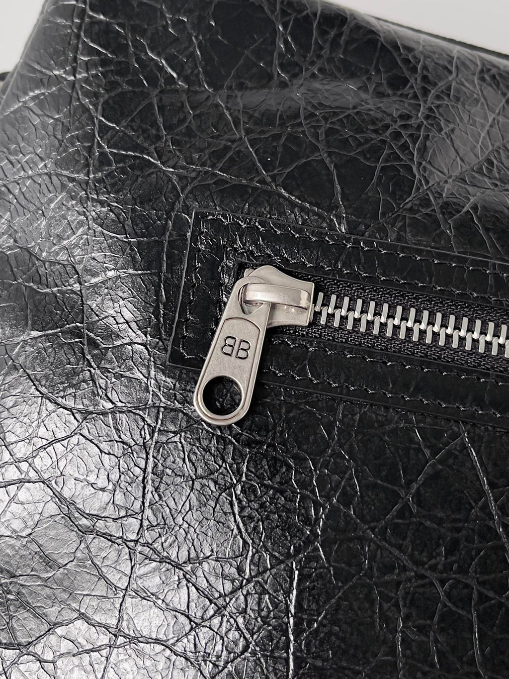 SUPERBUSY MESSENGER BAG 33 IN BLACK ARENA LAMBSKIN