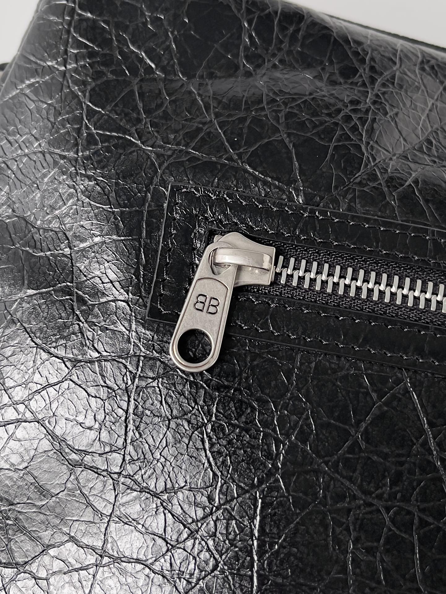 SUPERBUSY MESSENGER BAG 33 IN BLACK ARENA LAMBSKIN