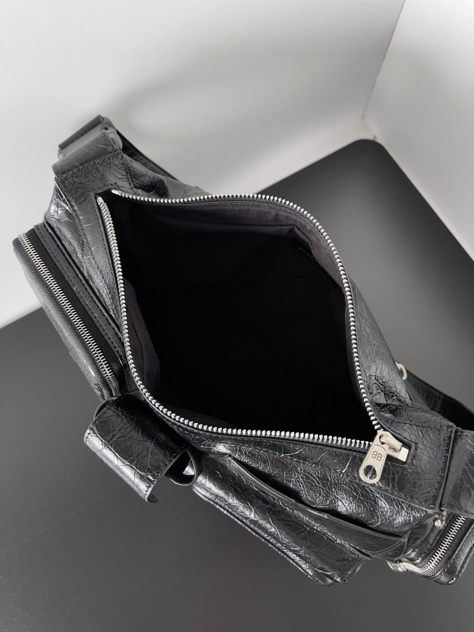 SUPERBUSY MESSENGER BAG 33 IN BLACK ARENA LAMBSKIN