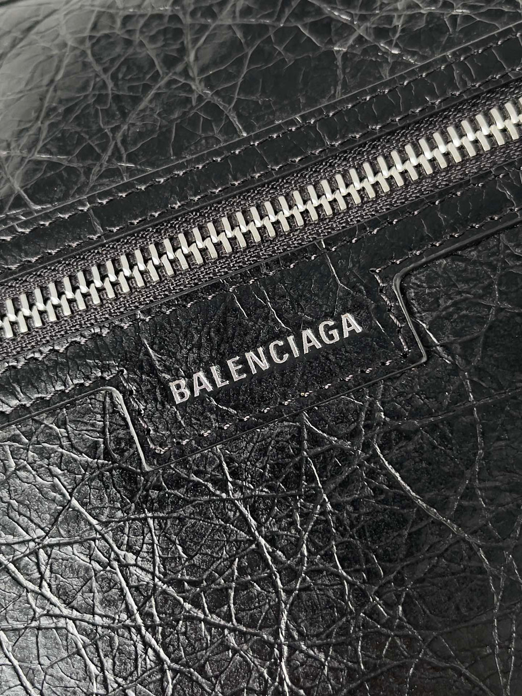 SUPERBUSY MESSENGER BAG 33 IN BLACK ARENA LAMBSKIN