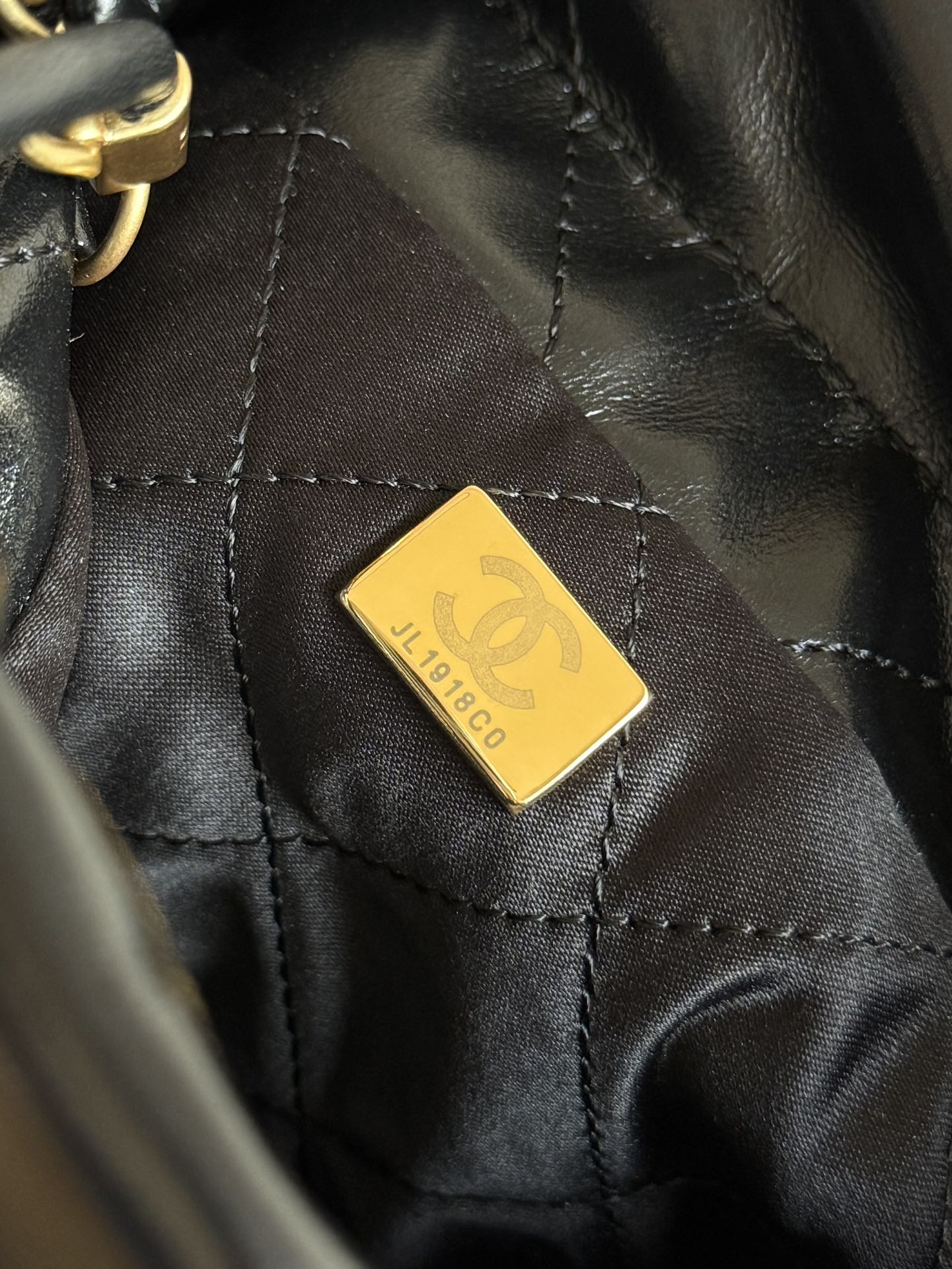 CC MINI HOBO HANDBAG 20 IN BLACK CALFSKIN GOLD-TONE HARDWARE