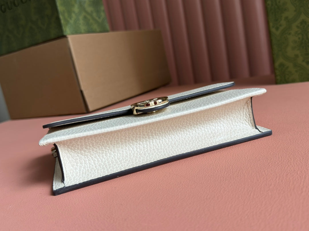 INTERLOCKING WOC 20 IN WHITE GRAINY CALFSKIN GOLD HARDWARE