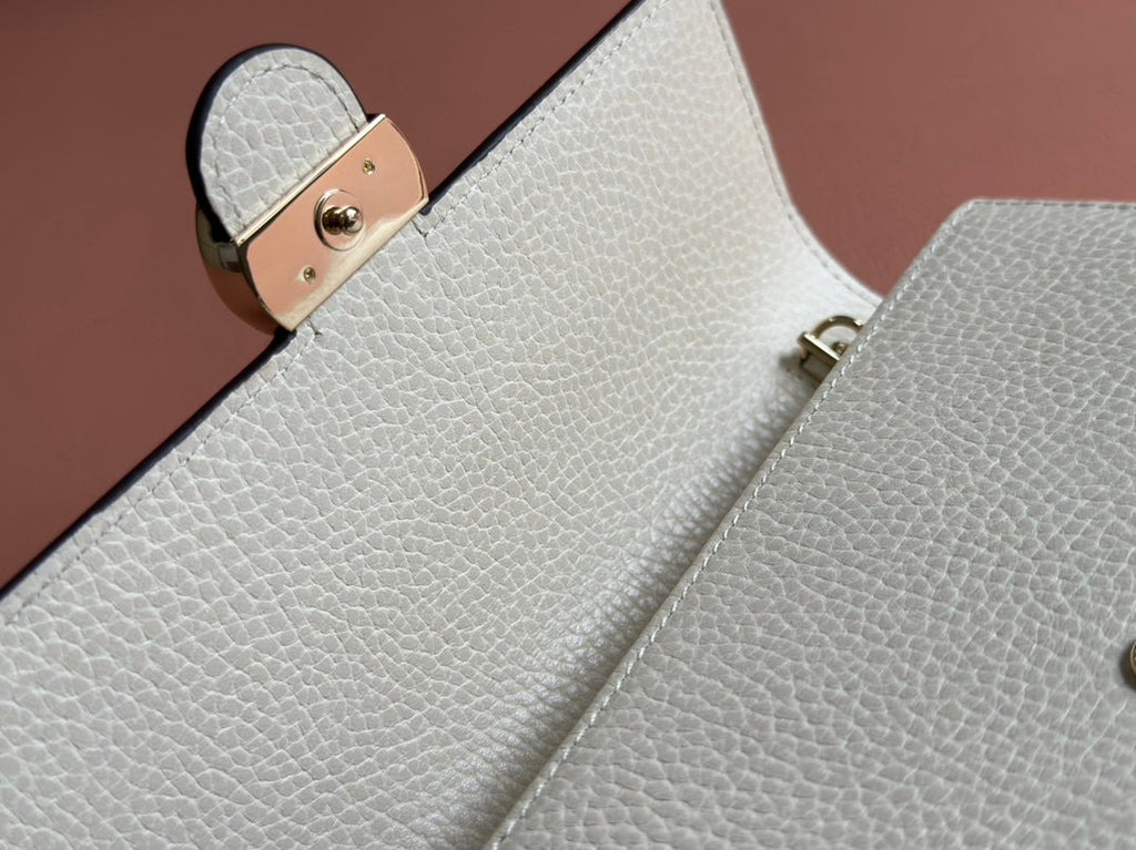 INTERLOCKING WOC 20 IN WHITE GRAINY CALFSKIN GOLD HARDWARE
