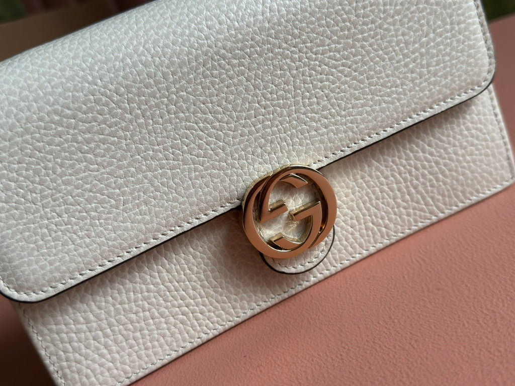 INTERLOCKING WOC 20 IN WHITE GRAINY CALFSKIN GOLD HARDWARE