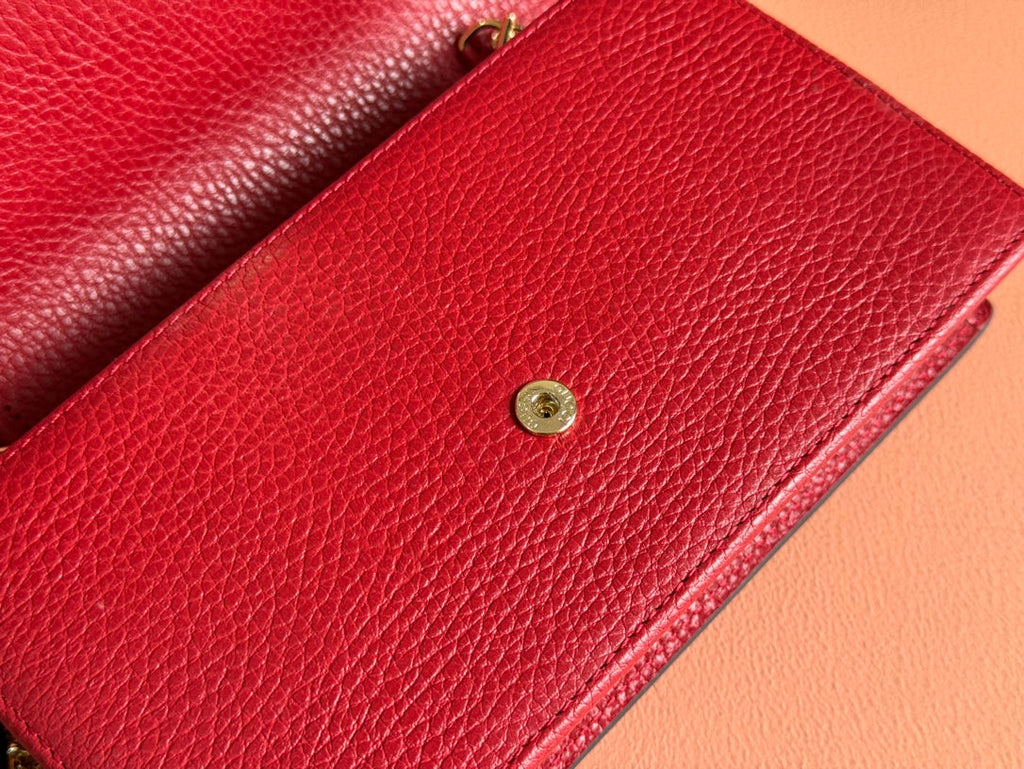 INTERLOCKING WOC 20 IN RED PEBBLED GRAINY CALFSKIN GOLD HARDWARE