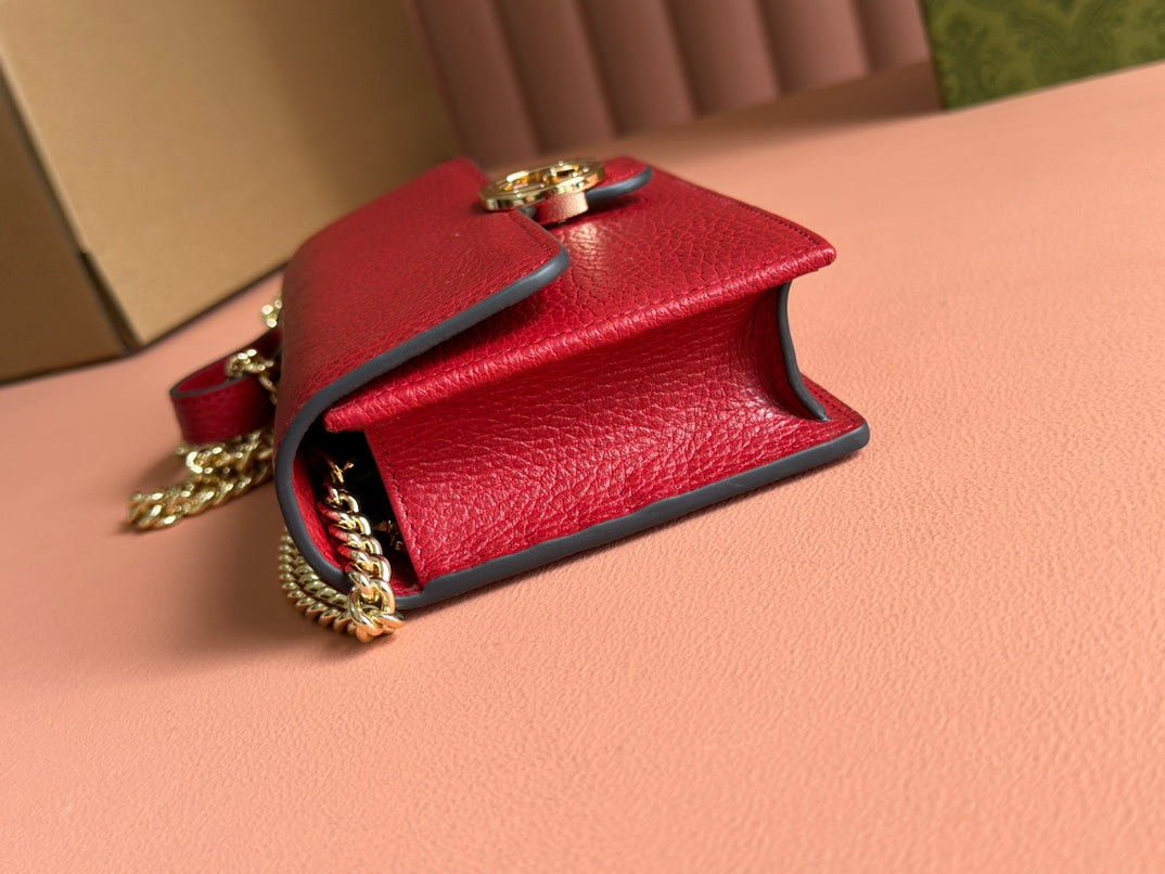 INTERLOCKING WOC 20 IN RED PEBBLED GRAINY CALFSKIN GOLD HARDWARE