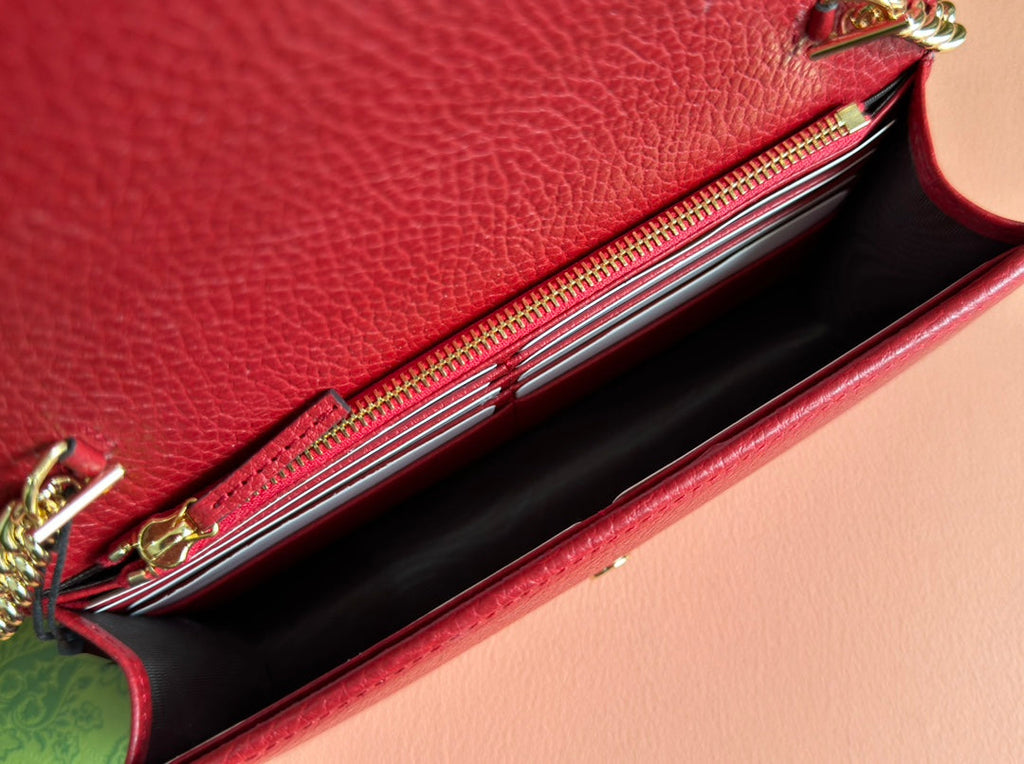 INTERLOCKING WOC 20 IN RED PEBBLED GRAINY CALFSKIN GOLD HARDWARE