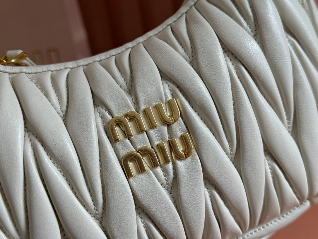 WANDER MATELASSÉ HANDBAG 23 IN WHITE LAMBSKIN