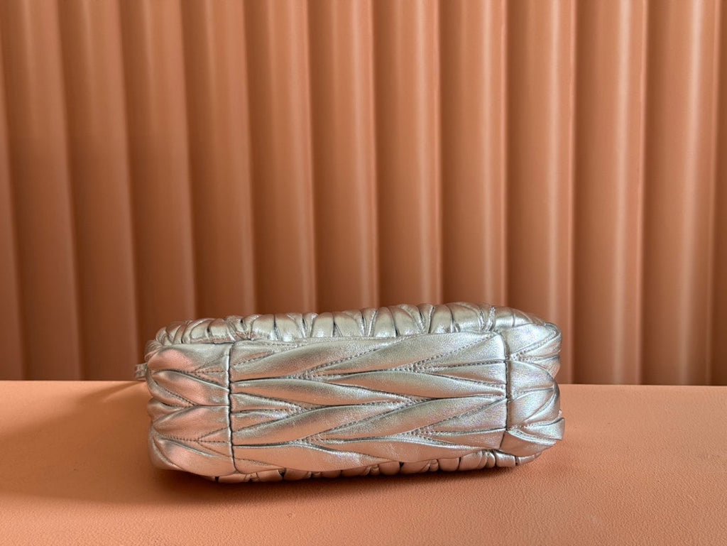 WANDER MATELASSÉ HANDBAG 23 IN SILVER PATENT LAMBSKIN