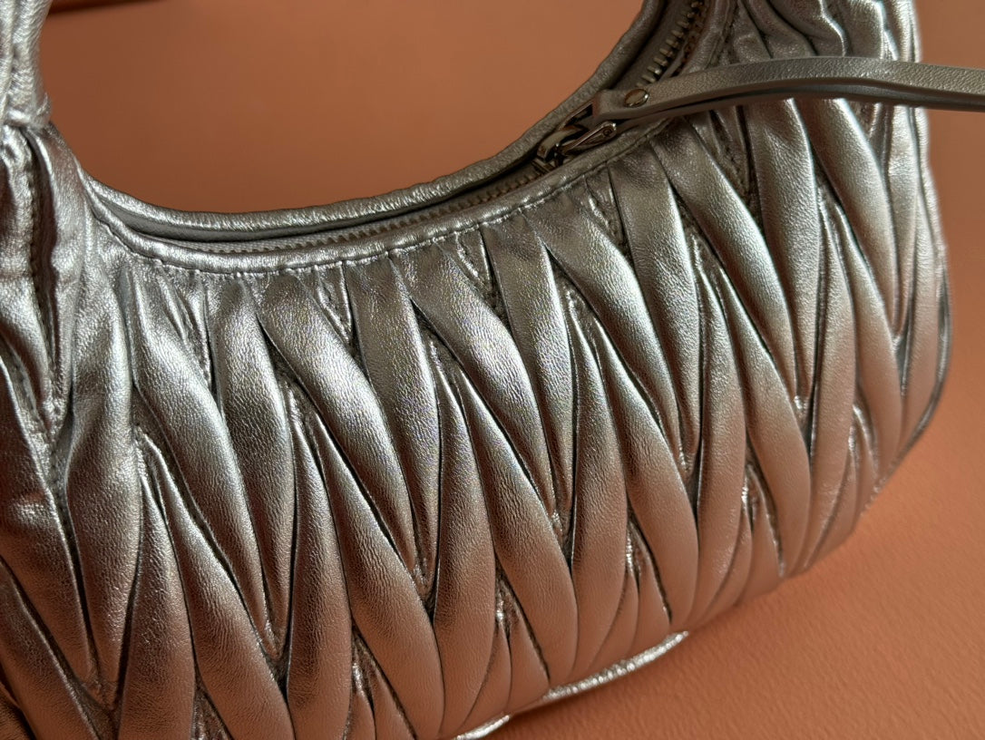 WANDER MATELASSÉ HANDBAG 23 IN SILVER PATENT LAMBSKIN