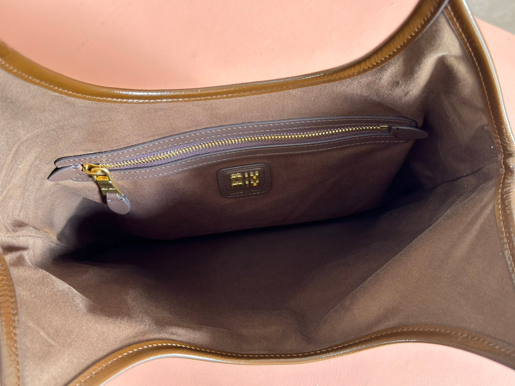 IVY 40 TOTE IN BROWN PATENT CALFSKIN