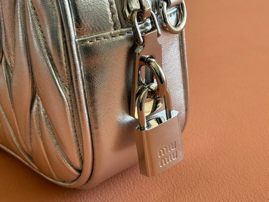 ARCADIE MATELASSÉ NAPPA SMALL BAG 19 IN SILVER GLOSSY LAMBSKIN SILVER HARDWARE