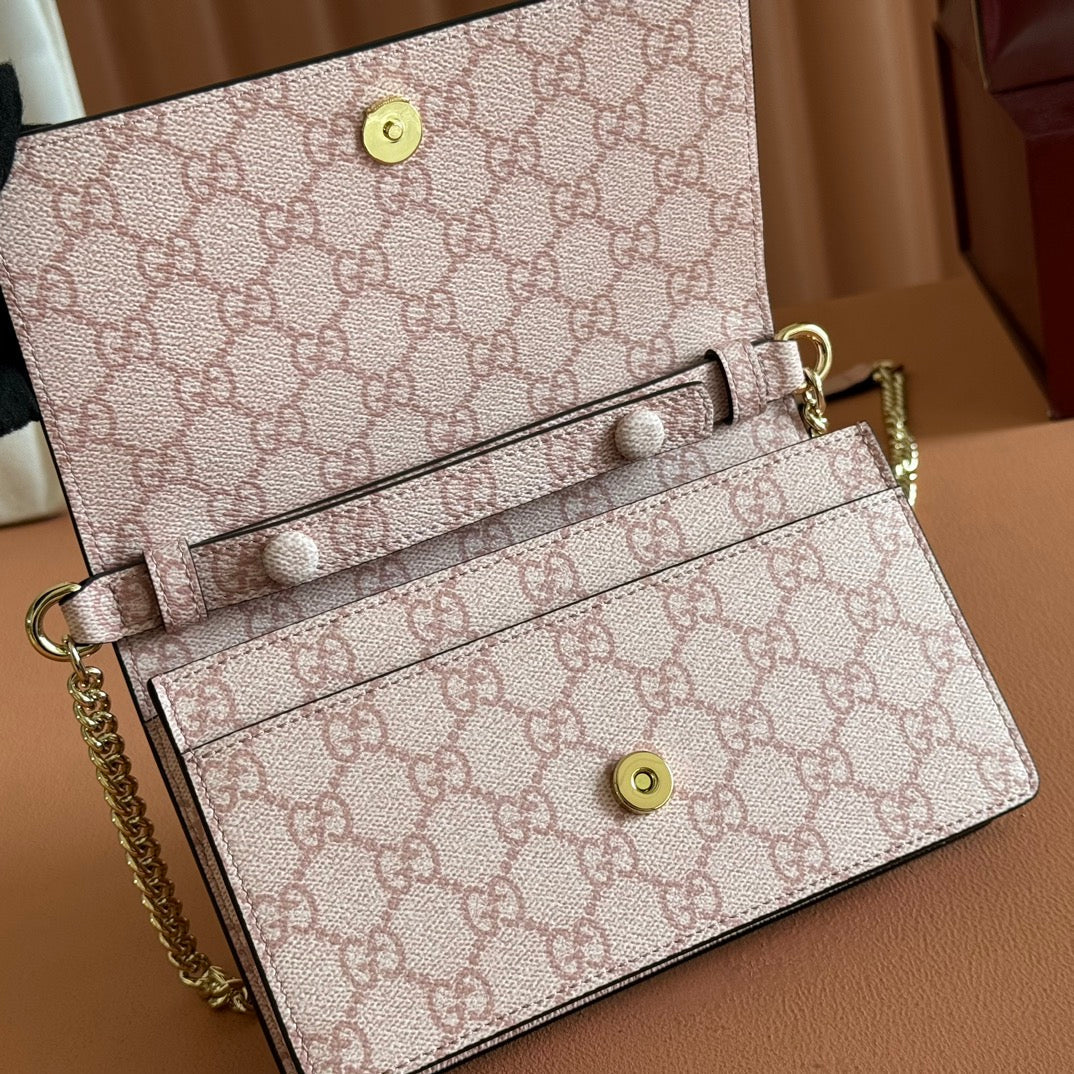 EMBLEM WALLET ON CHAIN 20 IN LIGHT PINK SMOOTH CALFSKIN