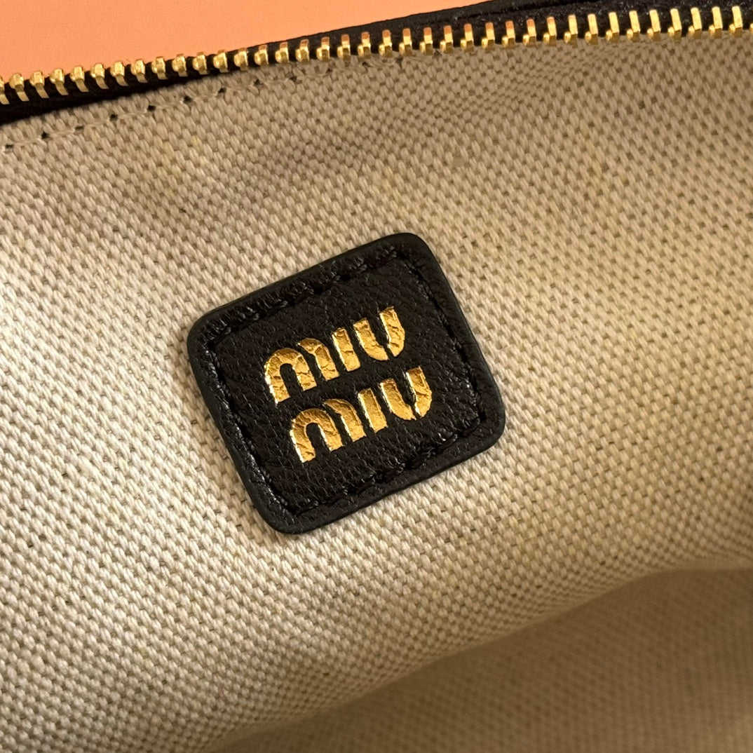 NAPPA POUCH 22 IN BLACK CALFSKIN