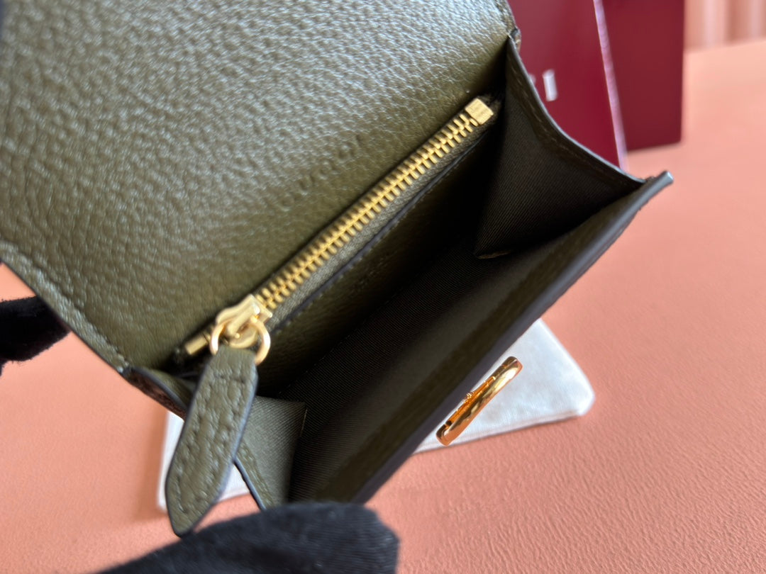 SOFTBIT CARD CASE 10.5 IN GREEN GRAINY CALFSKIN GOLD HARDWARE