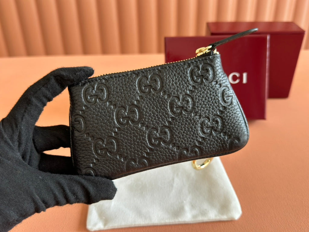 EMBLEM ZIP KEY CASE 12 IN BLACK GG GRAINY CALFSKIN